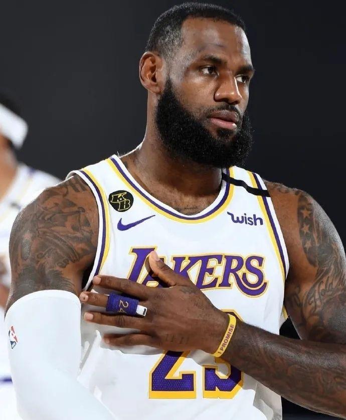 Virtus.pro 用 Perfecto(RUS) 替换了阵容中的 FL4MUS